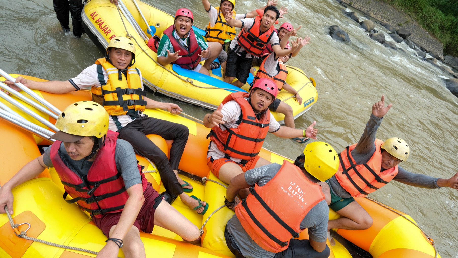 AIUEO rafting activity